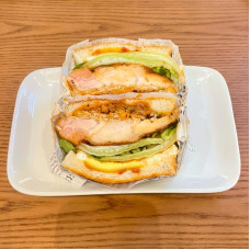 C02 香辣鸡肉面包 SPICY CHICKEN WITH BREAD