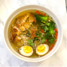 B02 鸡肉酒香面线汤 CHICKEN WINE MEE SUA SOUP